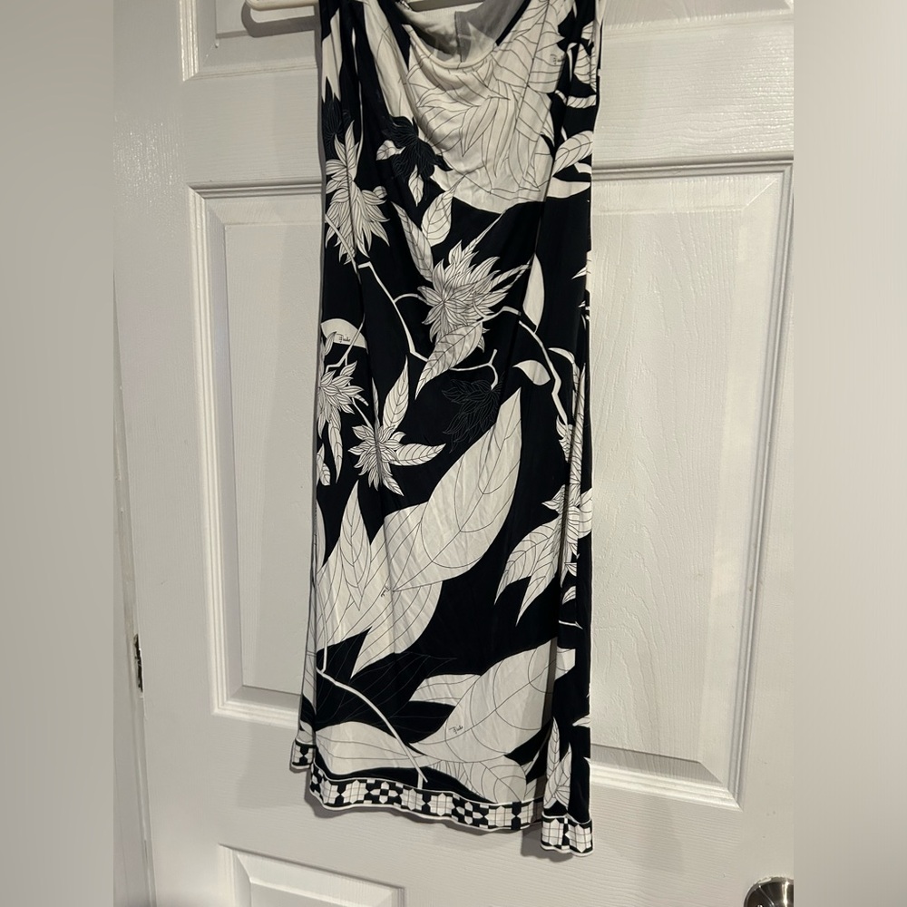 Emilio Pucciβ black and sleeveless white dress